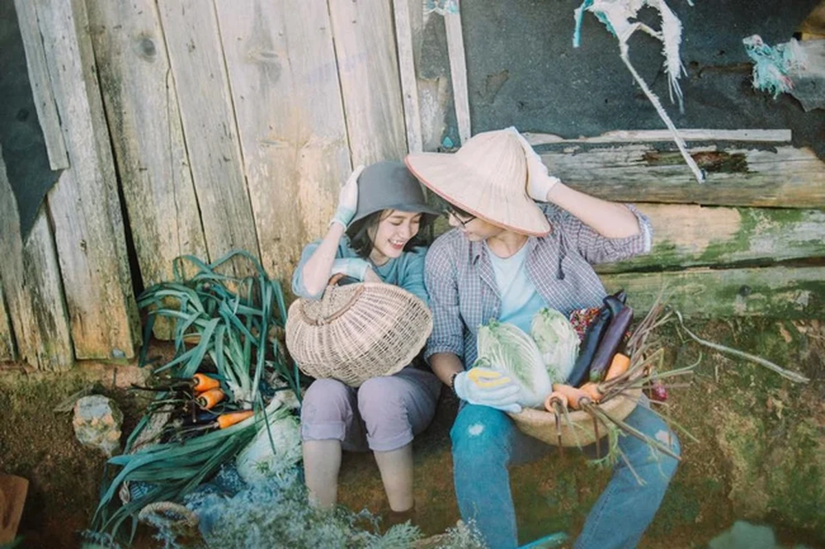 Cả 2 đang ngồi nhìn nhau vui vẻ hạnh phúc