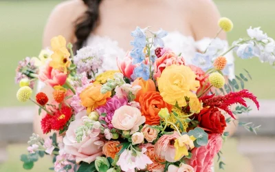 Hình ảnh cô dâu đang cầm bó hoa cưới