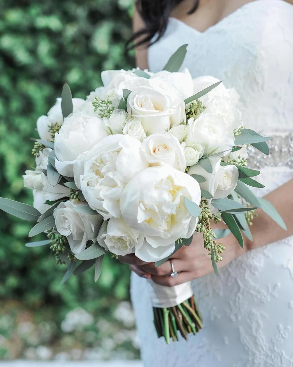 Bó hoa cưới màu trắng sang trọng làm tôn lên vẻ đẹp thuần khiết