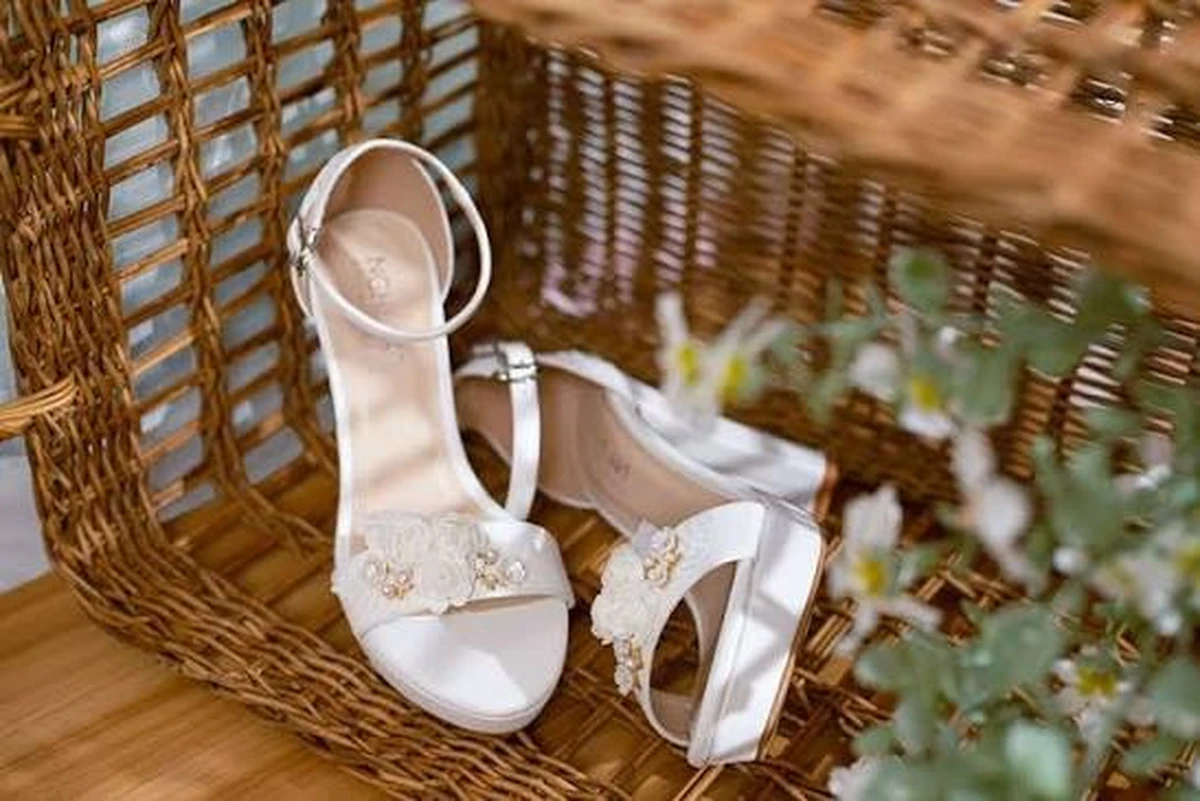 Kiểu giày hở mũi đem đến cho cô dâu sự thoải mái