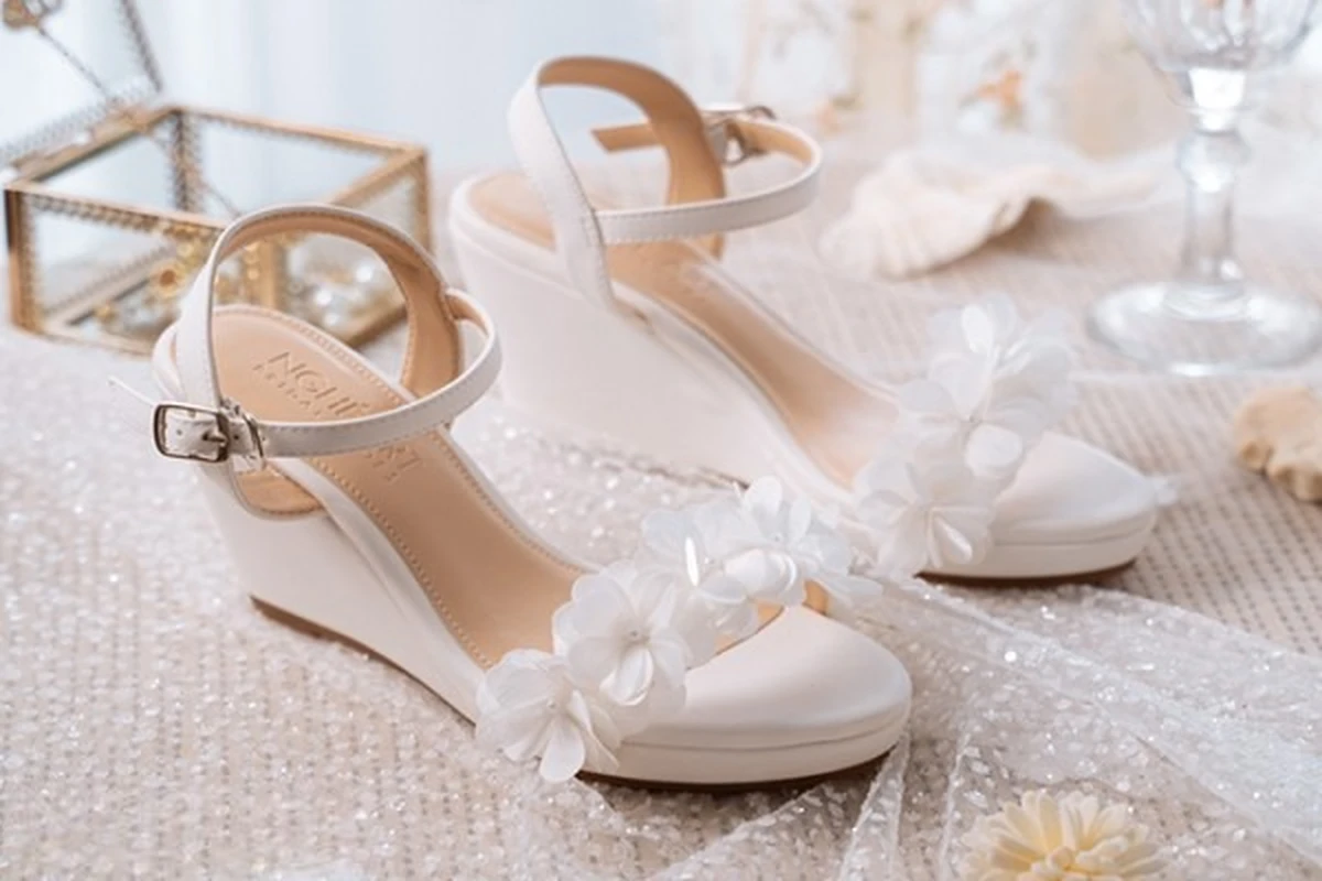 Nếu chọn giày cưới hoặc sandal nhẹ nhàng, phom dáng đơn giản, cô dâu sẽ dễ dàng tái sử dụng sau đám cưới