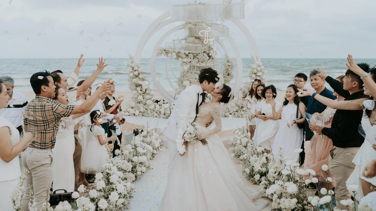 Lễ cưới được tổ chức tại bãi biển kết hợp với du lịch cùng gia đình và người thân