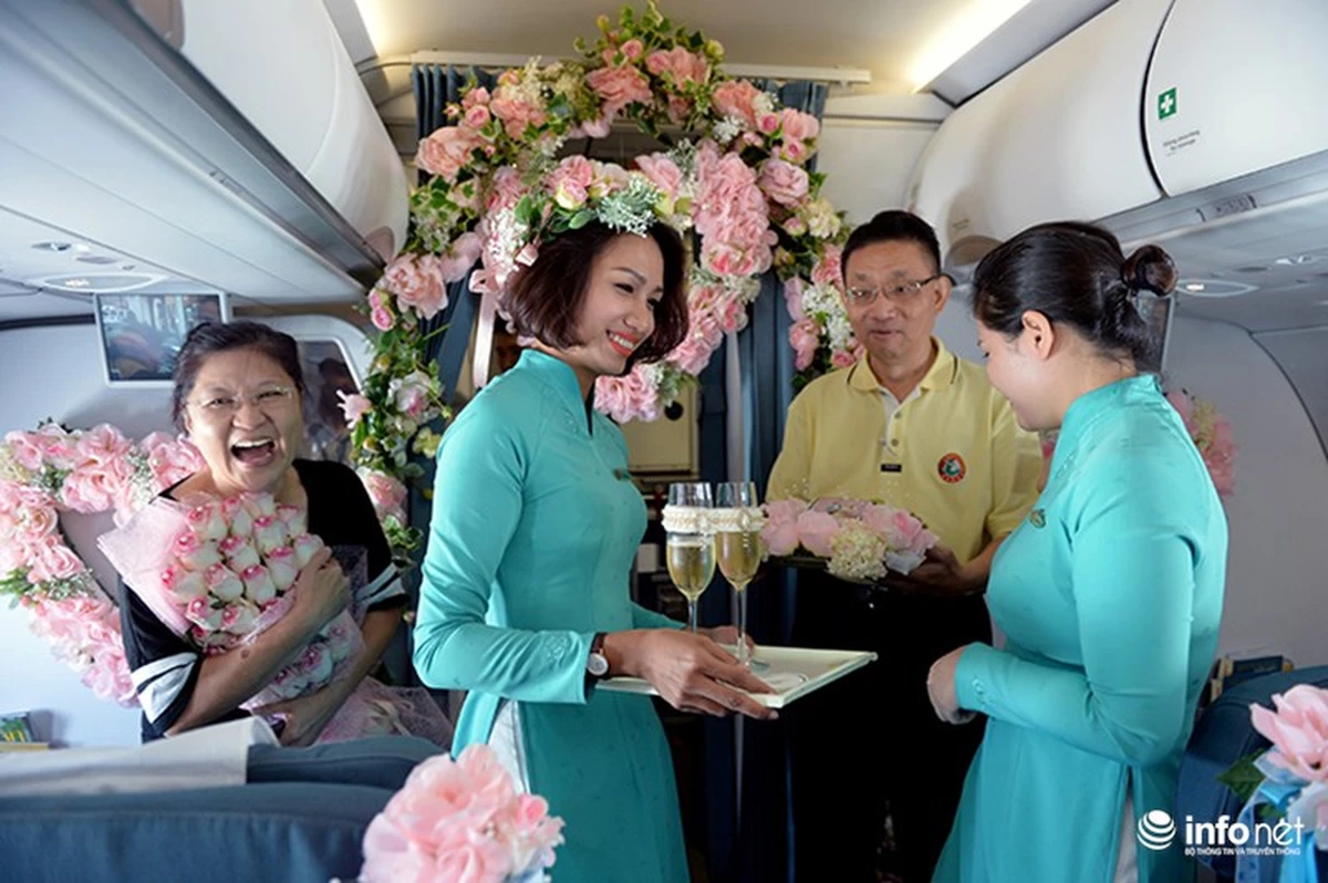 Không khí vui vẻ của lễ kỷ niệm trên chuyến bay