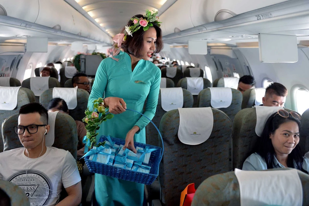 Tiếp viên phất quà cho các hành khách