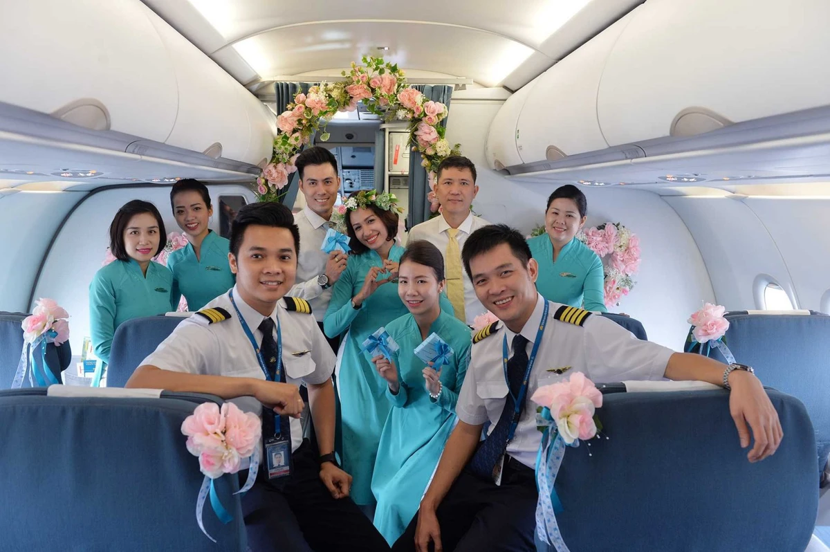 Nhân viên trên chuyến bay cùng tổ chức buổi lễ bất ngờ