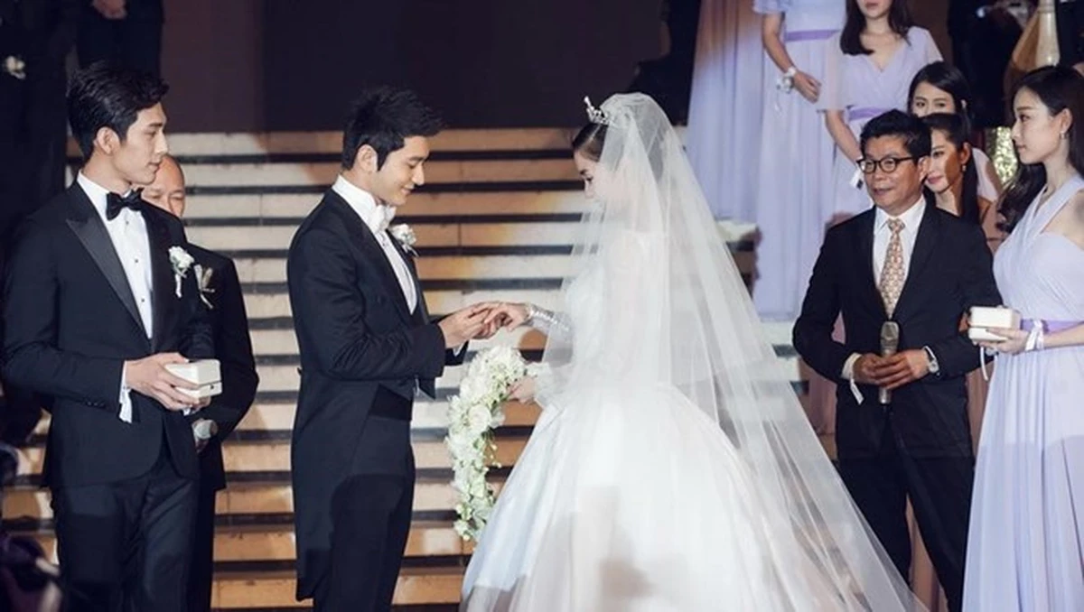 . Ngày 27/5/2015, truyền thông châu Á bùng nổ vì đám cưới thế kỷ của cặp đôi "soái ca" họ Huỳnh và "nữ thần sắc đẹp" Angela Baby