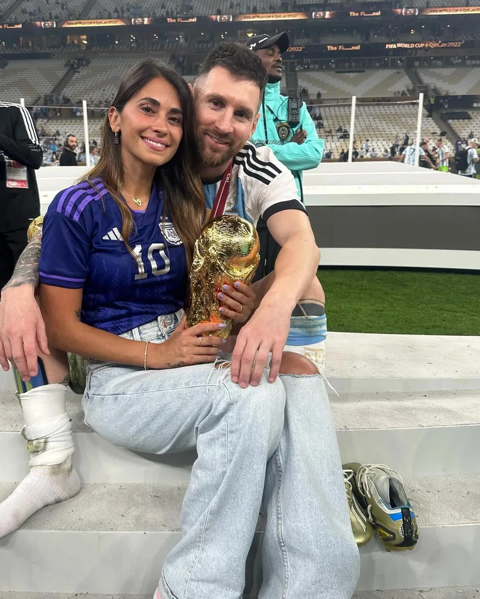 Hai vợ chồng hạnh phúc chụp hình cùng nhau khi đội tuyển của Messi dành chức vô địch World Cup