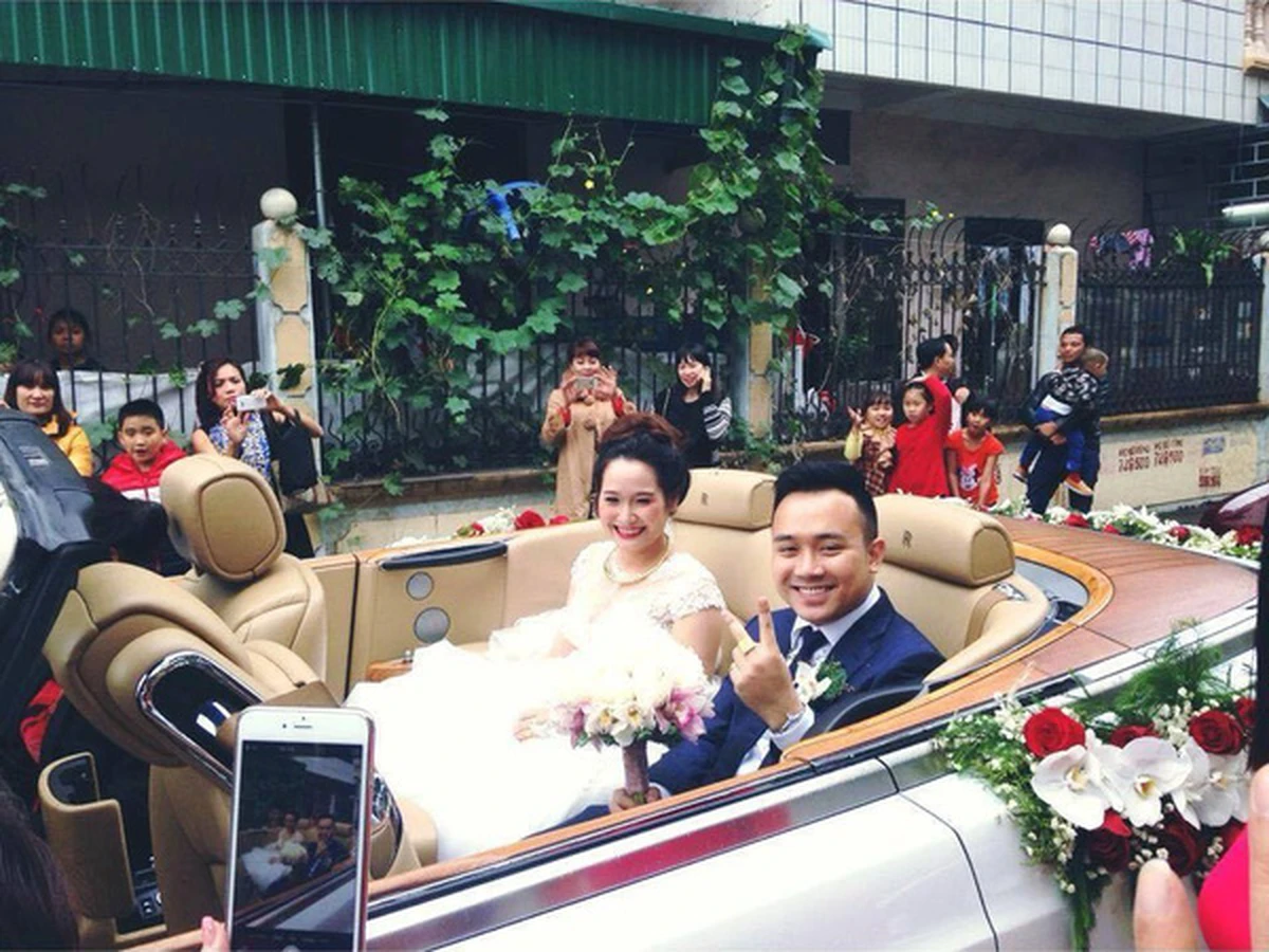 Cô dâu chú rể hạnh phúc trong ngày cưới.