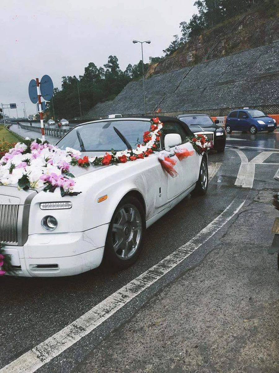 photo-1-1488348672197.webp Chiếc Rolls-Royce Phantom Drophead màu trắng mui trần được dùng làm xe rước dâu có giá chính hãng lên đến 30,2 tỷ đồng.