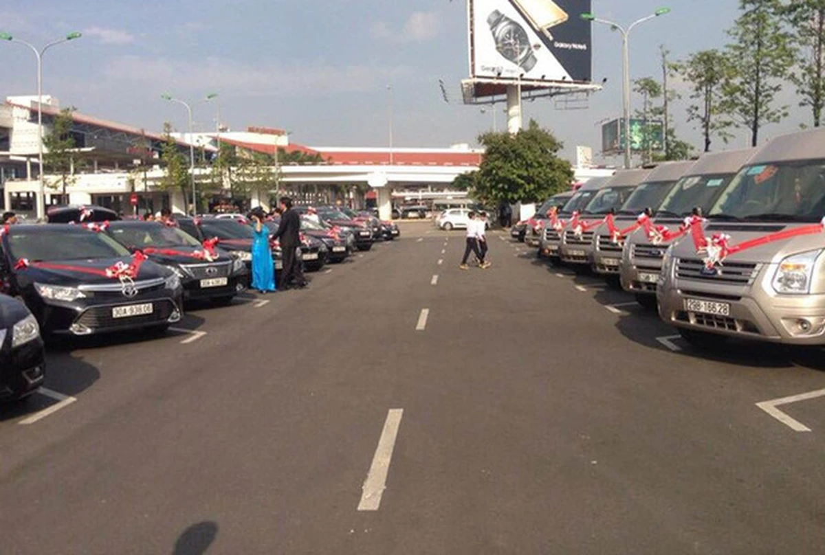  màn rước dâu bằng máy bay và dàn xe Camry, Ford Transit hùng hậu