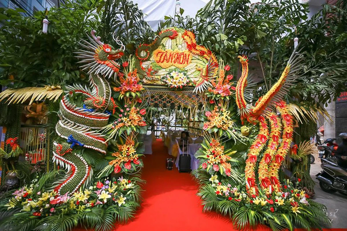 Cổng cưới hoành tráng với lá và hoa trang trí cầu kì