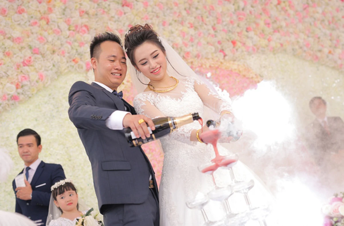 Khoảnh khắc ngọt ngào của Chú rể Văn Văn và cô dâu Phương Thanh.