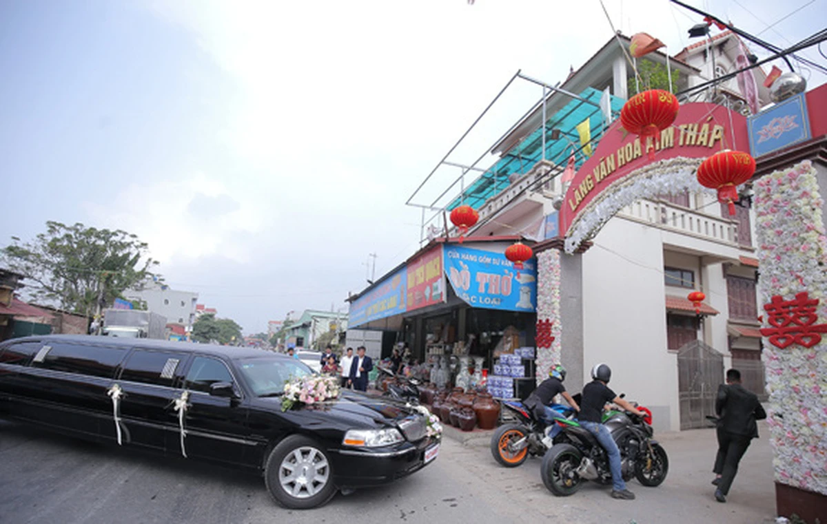 siêu xe rước dâu của Chú rể Văn Văn và cô dâu Phương Thanh.