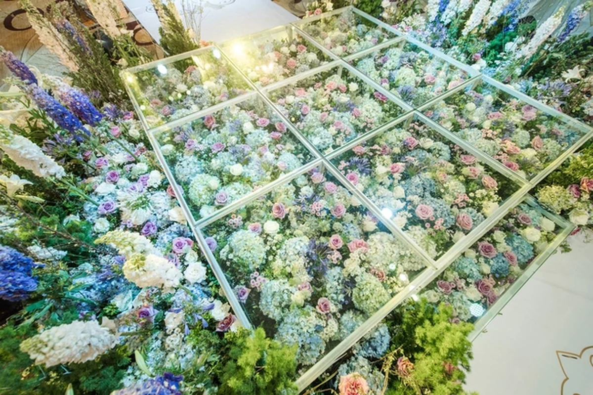Sân khấu đảo được tạo nên bởi chất liệu kính cường lực, bên dưới là bạt ngàn hoa tươi