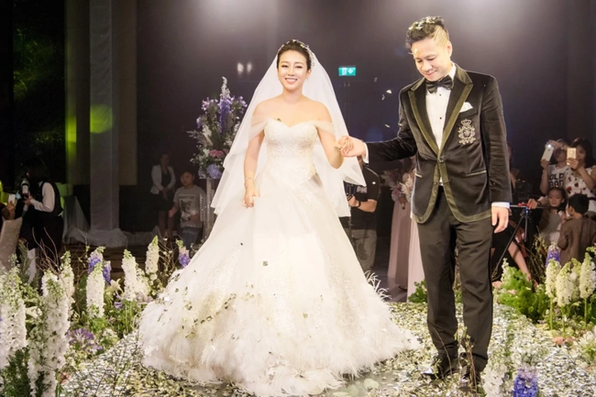 Cô dâu chú rể nắm tay nhau tiến vào lễ đường