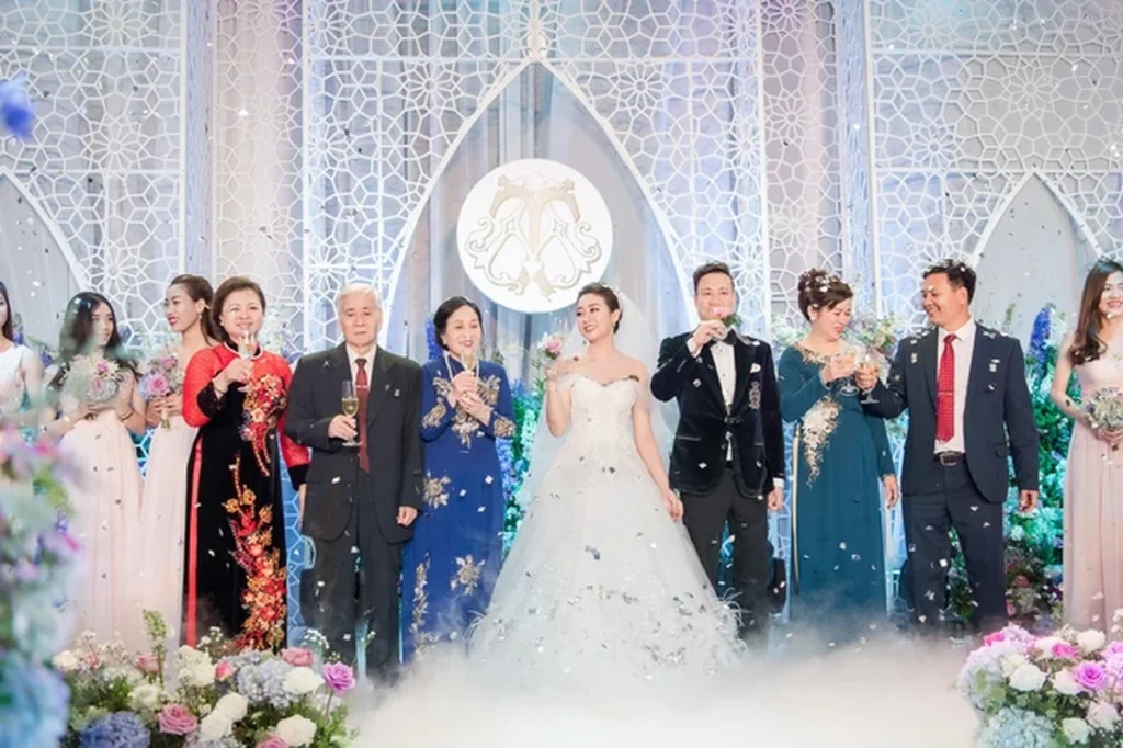 Đám cưới tiền tỷ sân khấu trải toàn hoa tươi nhập ngoại của cô dâu hoa khôi và chú rể Việt kiều
