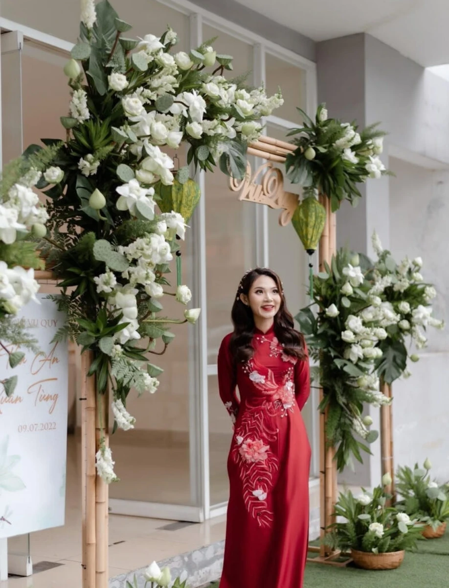 Cánh cửa dẫn vào sảnh tiệc được kết đơn giản với hoa sen trắng