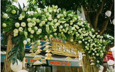 Không gian đãi tiệc với dàn hoa treo ấn tượng