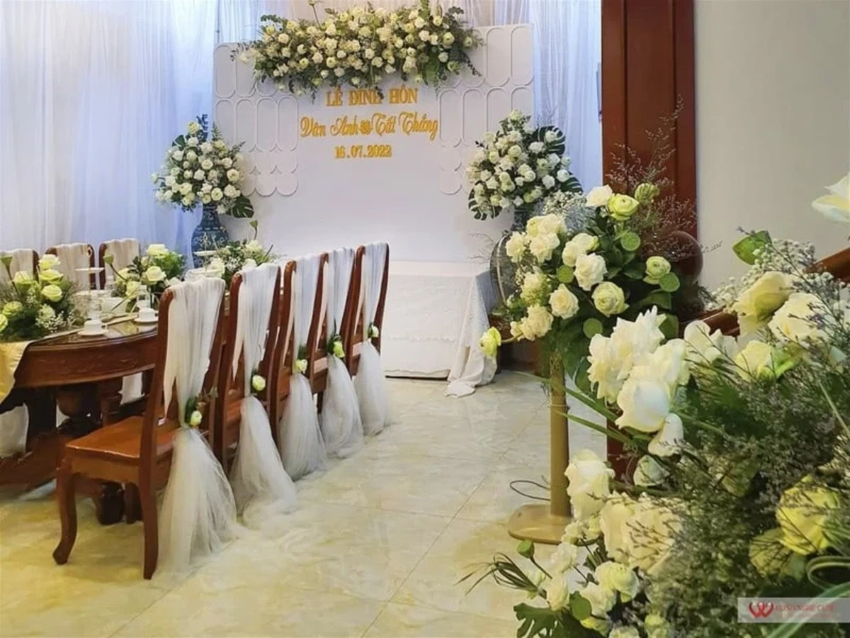 Bàn đón tiếp trang trí đơn giản, nhã nhặn