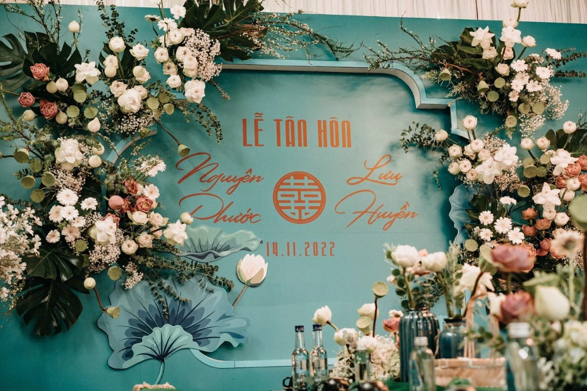 Hoa sen trắng tròn được sử dụng khắp không gian cưới