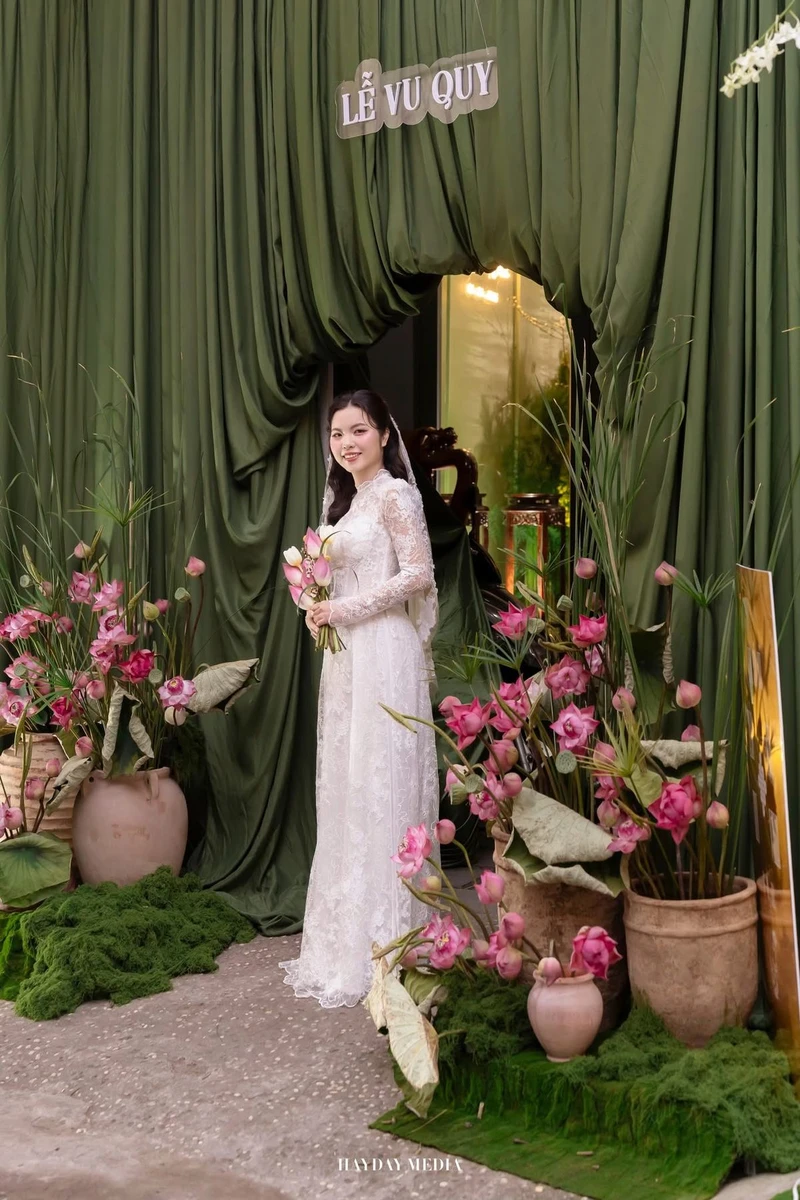 Hoa cưới của cô dâu gây ấn tượng với những nguyên liệu đậm chất Việt Nam như: hoa sen, quả cau, lá trầu