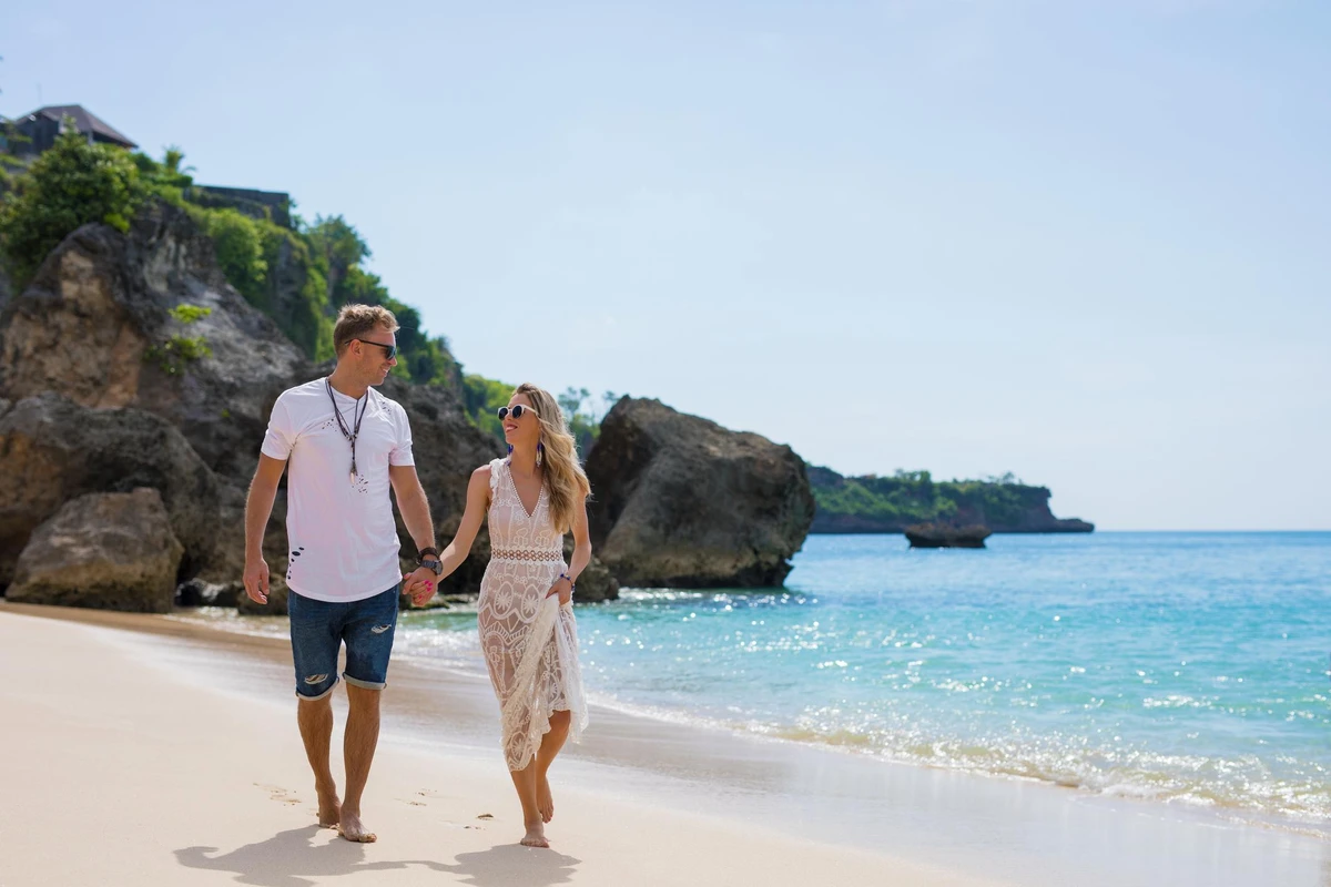 Dạo bờ biển lãng mạn tại bali