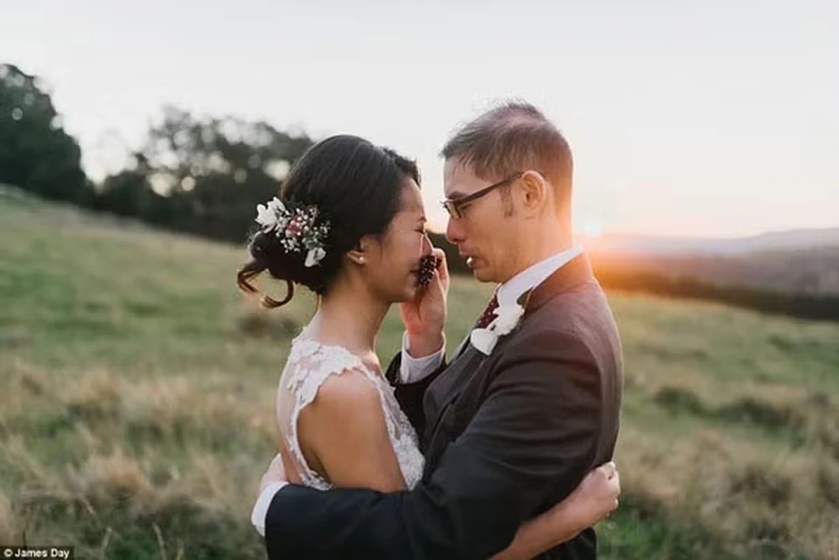 Khoảnh khắc cô dâu chú rể ôm nhau đầy xúc động trong