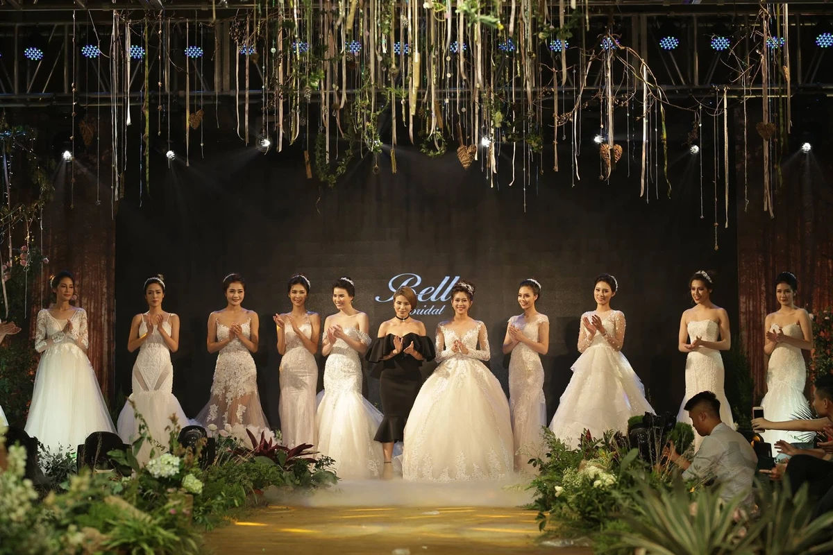 Sân khấu và sàn diễn phía trong hội trường triển lãm gây sự chú ý bởi hình ảnh cây xanh lớn nhỏ đan xen ở 2 bên, với vỏ cây sần sùi, cỏ, rêu và cách nhánh cây được tái hiện một cách chân thực 