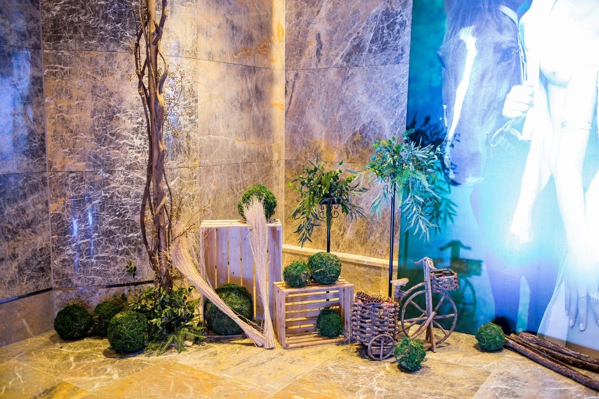 Photobooth tràn ngập màu xanh lá đặc trưng theo concept "In The Forest"