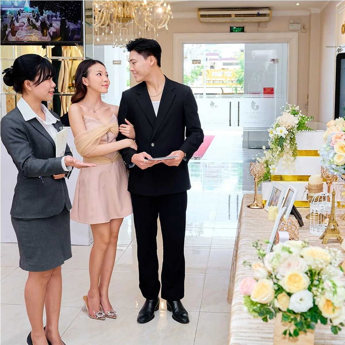 Khách hàng tham quan triển lãm cưới, tư vấn dịch vụ cưới và nhận ưu đãi