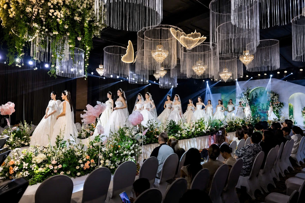 Không gian triển lãm cưới với sàn diễn váy cưới và bộ sưu tập thiết kế