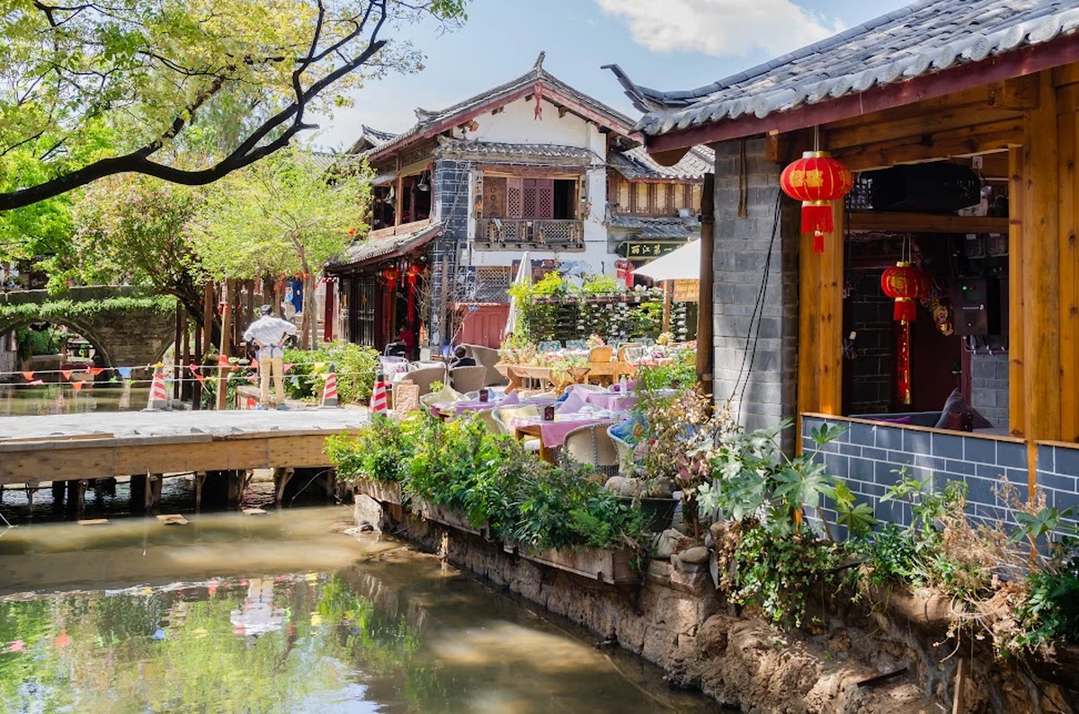 Hệ thống kênh rạch được thắp sáng bằng những chiếc đèn lồng với màu sắc rực rỡ tại tỉnh Vân Nam - Trung Quốc