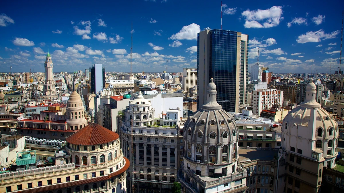 Toàn cảnh trung tâm thành phố Buenos Aires với những công trình kiến trúc cổ điển xen lẫn các tòa nhà hiện đại dưới bầu trời trong xanh