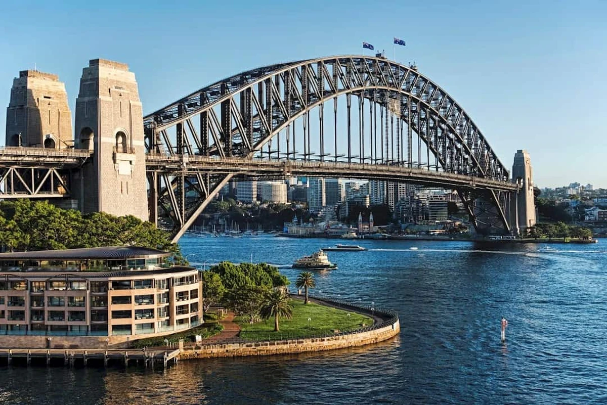 Cầu cảng Sydney Harbour Bridge bắc qua vịnh Sydney với khung cảnh mặt nước và thành phố phía sau