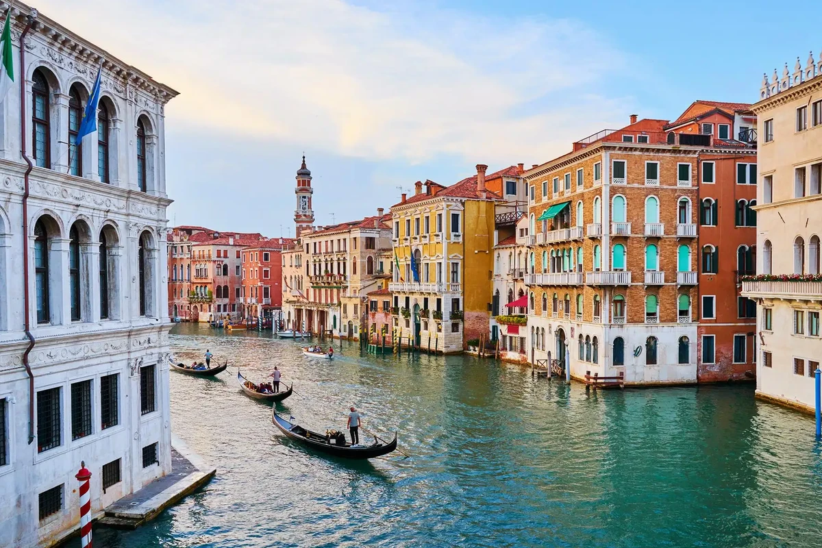 Kênh đào Venice với những chiếc gondola di chuyển giữa các dãy nhà mang kiến trúc cổ kính ven sông