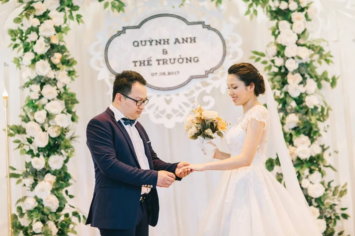 Cô dâu chú rể trao nhẫn cưới cho nhau