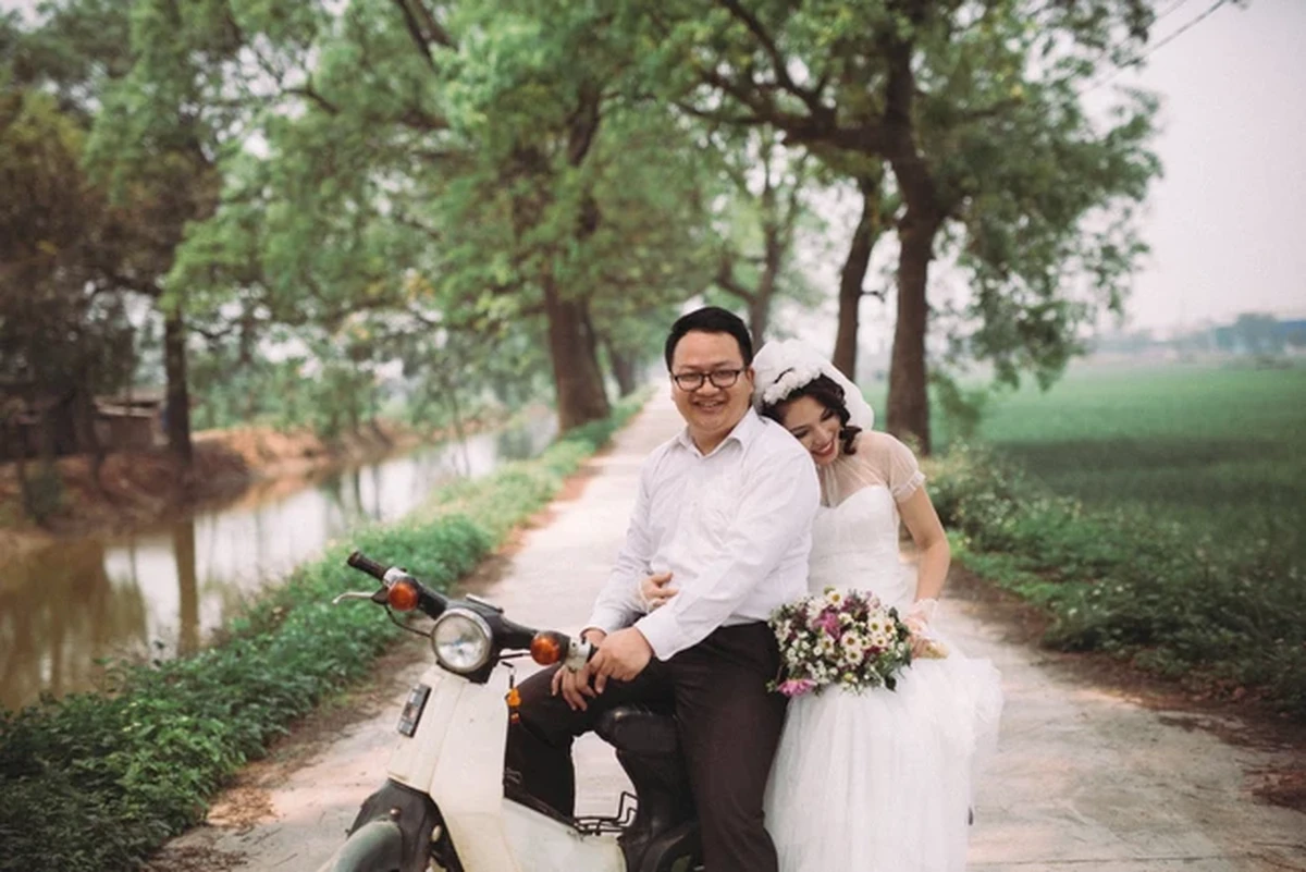 Xe rước dâu là chiếc Honda Cub nhỏ bé