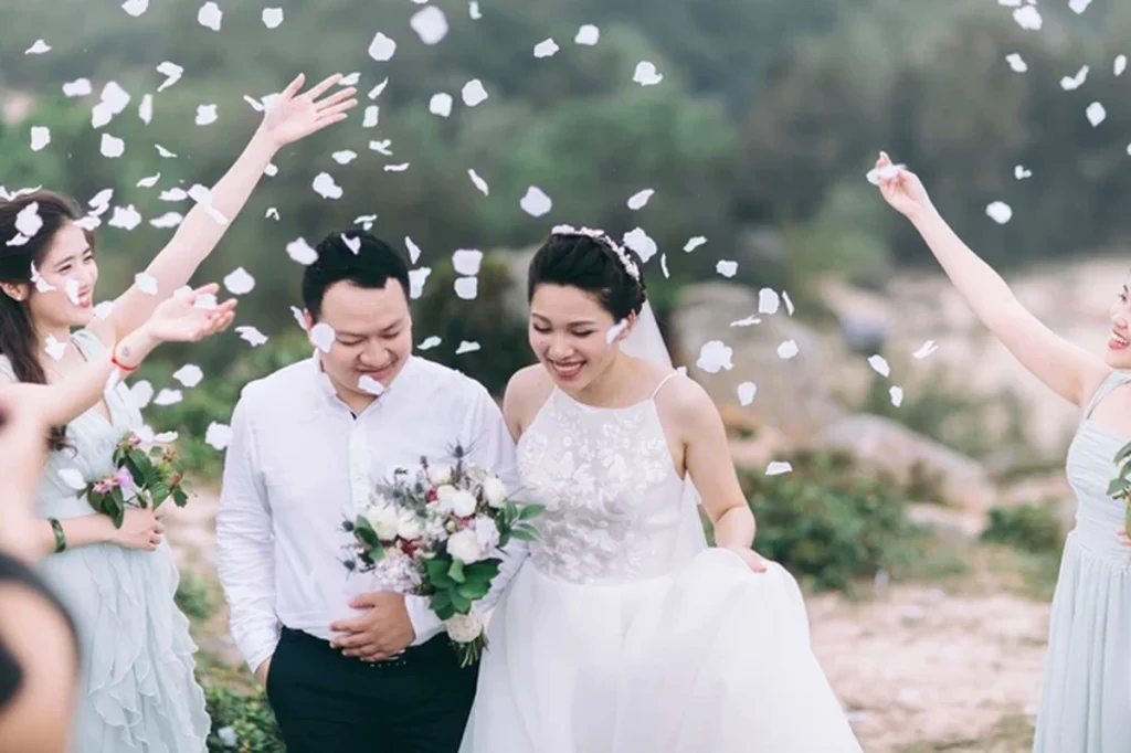 Độc nhất vô nhị: Chụp một lần, cặp đôi tái hiện được tất cả các kiểu lễ cưới Việt Nam trong 100 năm qua!