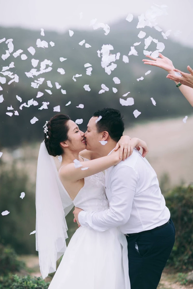 Cô dâu chú rể hạnh phúc trong bộ ảnh cưới của mình