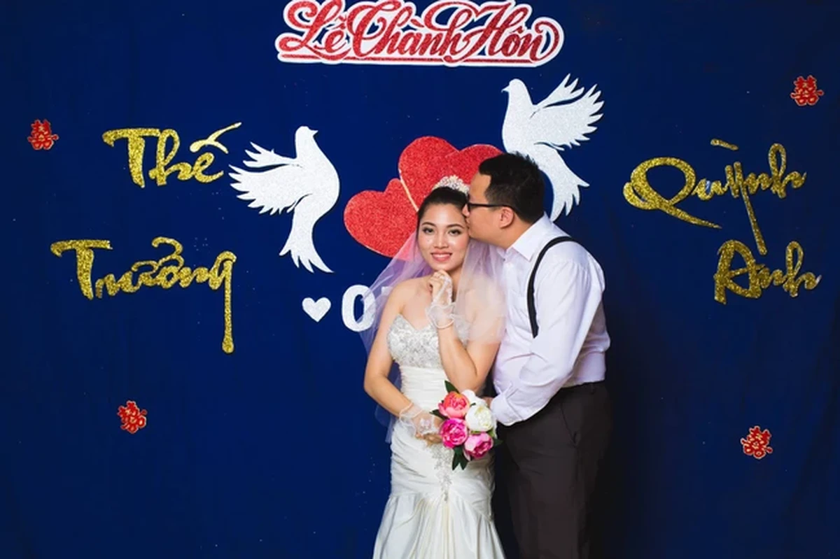 Chú rể hôn má cô dâu trong sự hạnh phúc