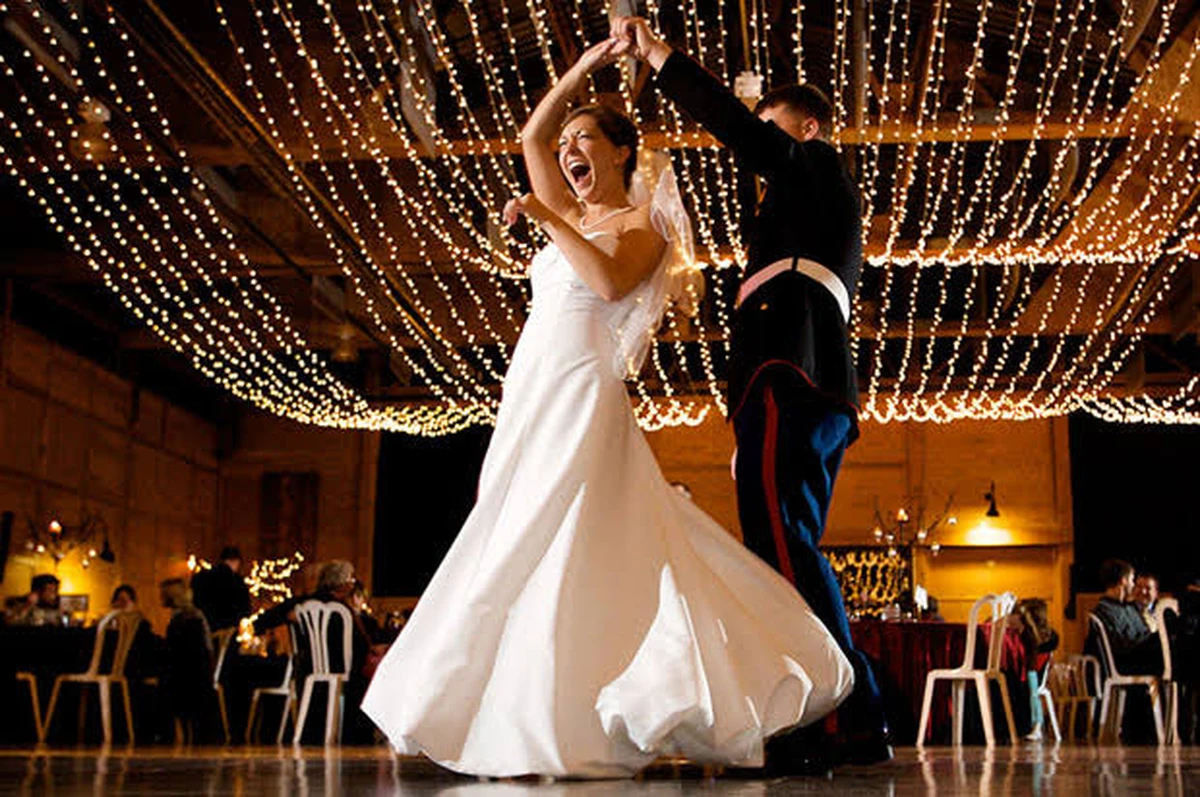 Cô dâu chú rể khiêu vũ First Dance dưới ánh đèn trang trí lung linh trong tiệc cưới