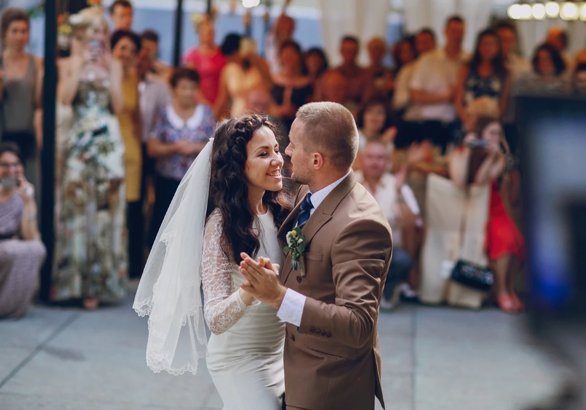 Cả 2 đang nhảy first dance trước sự chứng kiến của người thân gia đình
