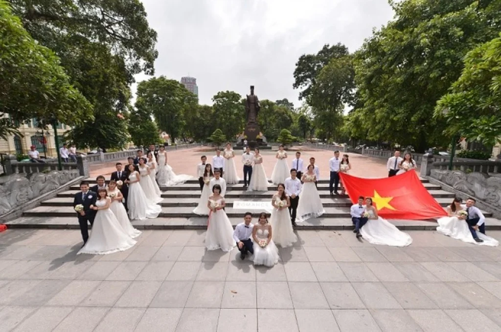 Gần 70 cặp uyên ương chụp ảnh cưới tập thể ‘cực chất’ tại Hà Nội và TP. Hồ Chí Minh