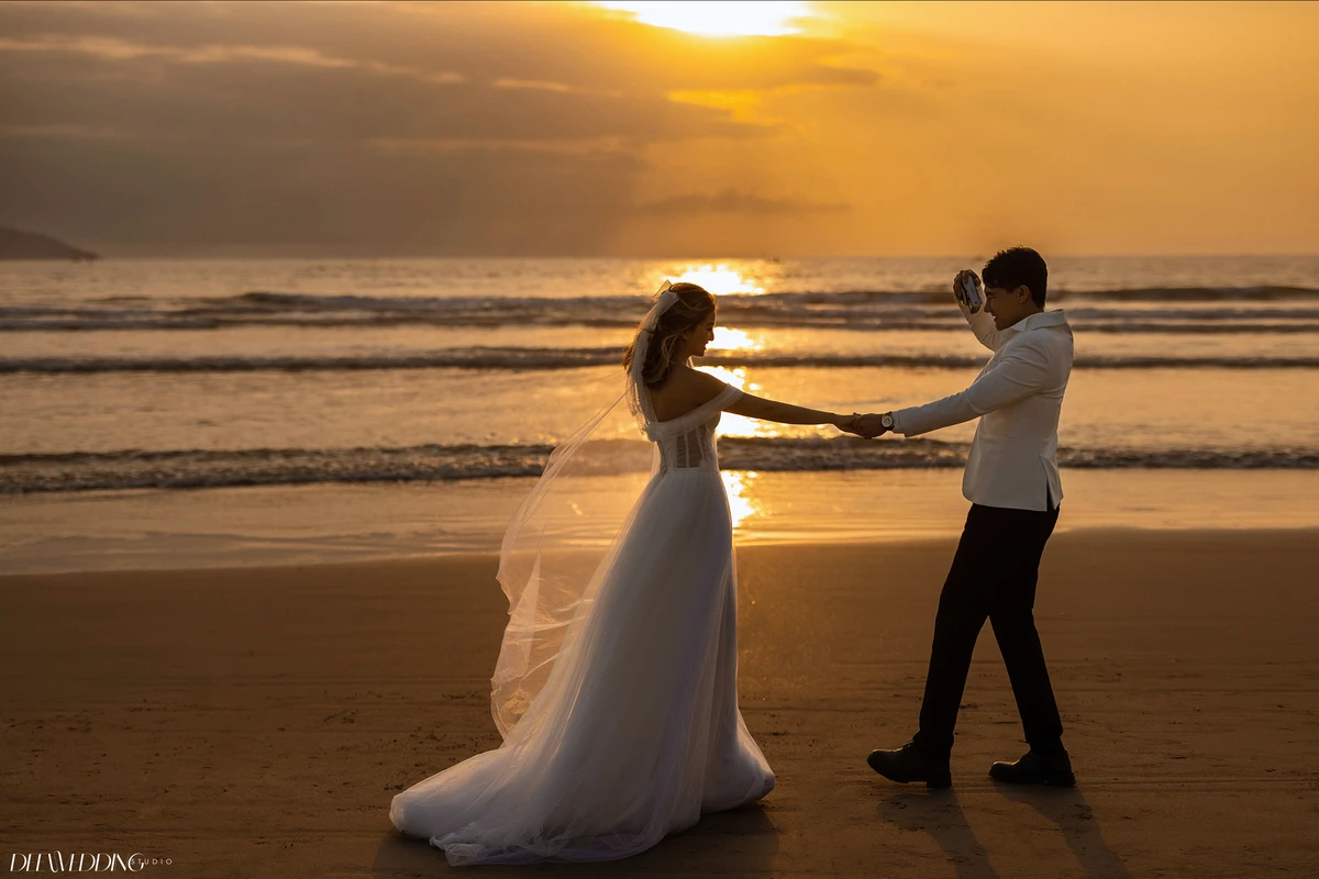 Nếu chụp ảnh cưới, cô dâu chú rể nên dậy sớm, chụp ảnh lúc bình minh vì khi đó ánh nắng dịu mát nhất hoặc chụp bộ ảnh độc đáo từ lúc hoàng hôn tới khi đêm xuống