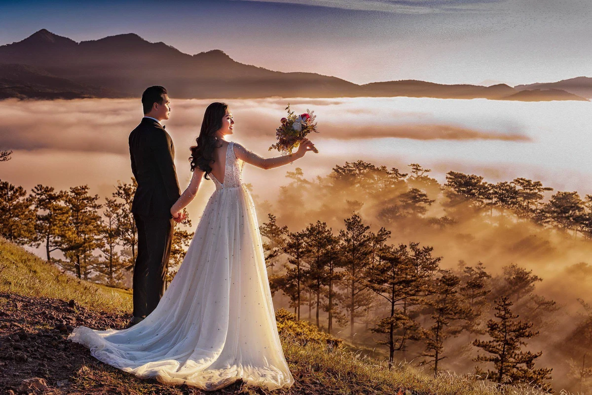 Cặp đôi đón hoàng hôn, nhìn ngắm toàn cảnh trên cao