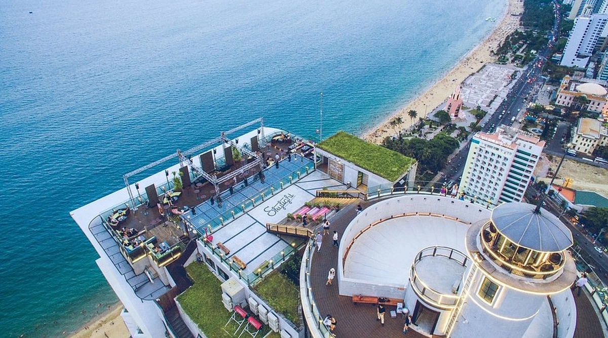 Không gian rooftop khách sạn cao cấp nhìn ra biển, kết hợp với hồ bơi vô cực và tầm nhìn từ trên cao
