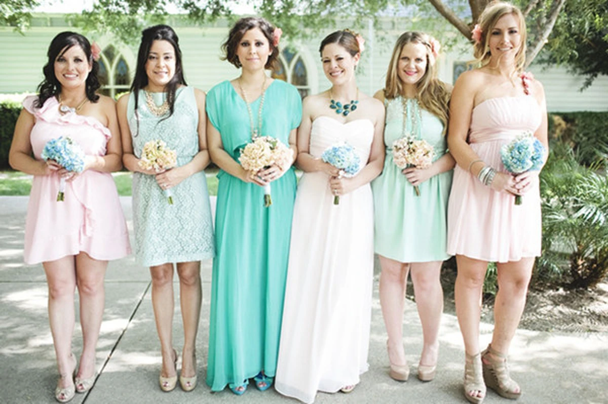 Phù dâu diện váy xanh Tiffany và hồng pastel trong lễ cưới ngoài trời thanh lịch
