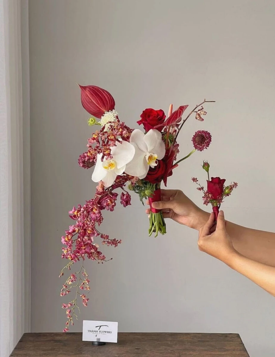 hoa cưới lan hồ điệp tone trắng đỏ