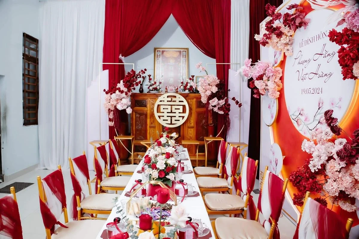 Bàn thờ gia tiên là nơi linh thiêng và đặc biệt quan trọng, được xem như là cầu nối để gia đình kính báo với ông bà tổ tiên về hôn lễ trọng đại của con cái trong gia đình