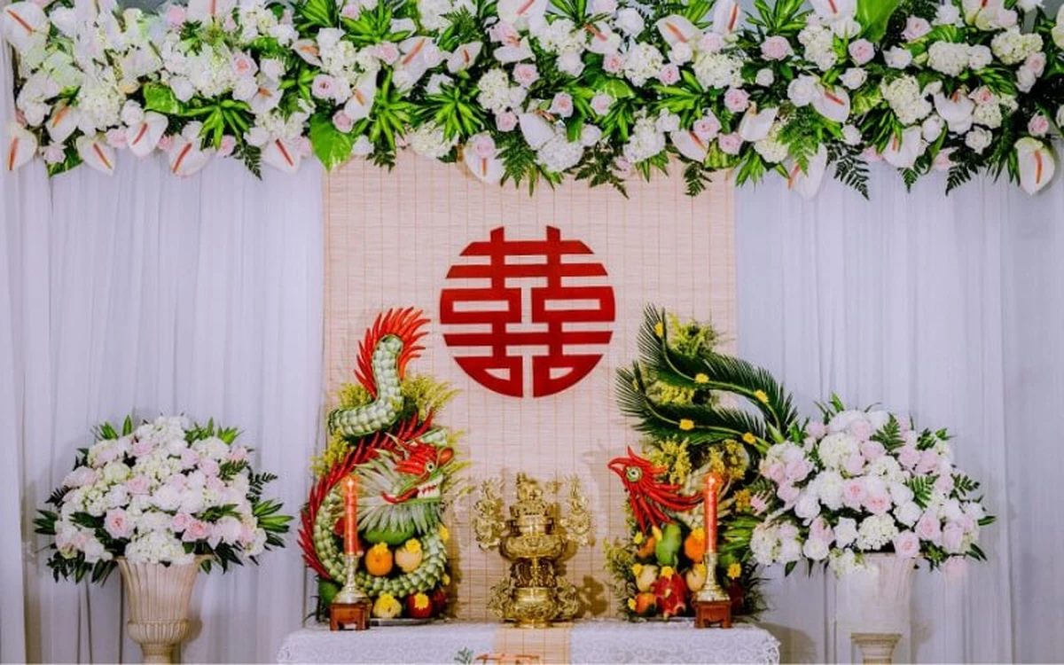 Hoa chung bàn thờ gia tiên được chuẩn bị chỉn chu, hoành tráng tạo ấn tương trong ngày trọng đại 
